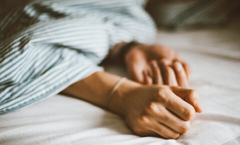 ¿Cómo dormir bien en verano cuando tienes FPI?