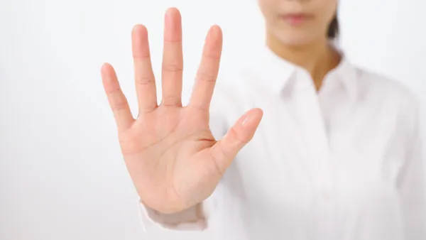 Persona mostrando la palma de la mano en gesto de parar o advertencia