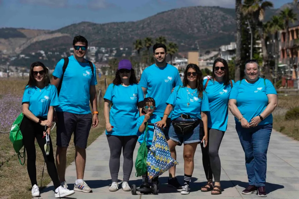 Grupo de personas caminando en evento al aire libre promoviendo hábitos saludables y salud pulmonar