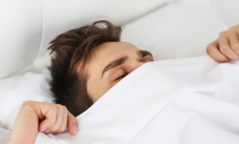 Vuelta a la rutina: cómo cuidar tu sueño tras las vacaciones